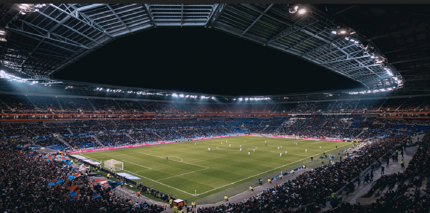foto de um estádio na europa, com muitas pessoas