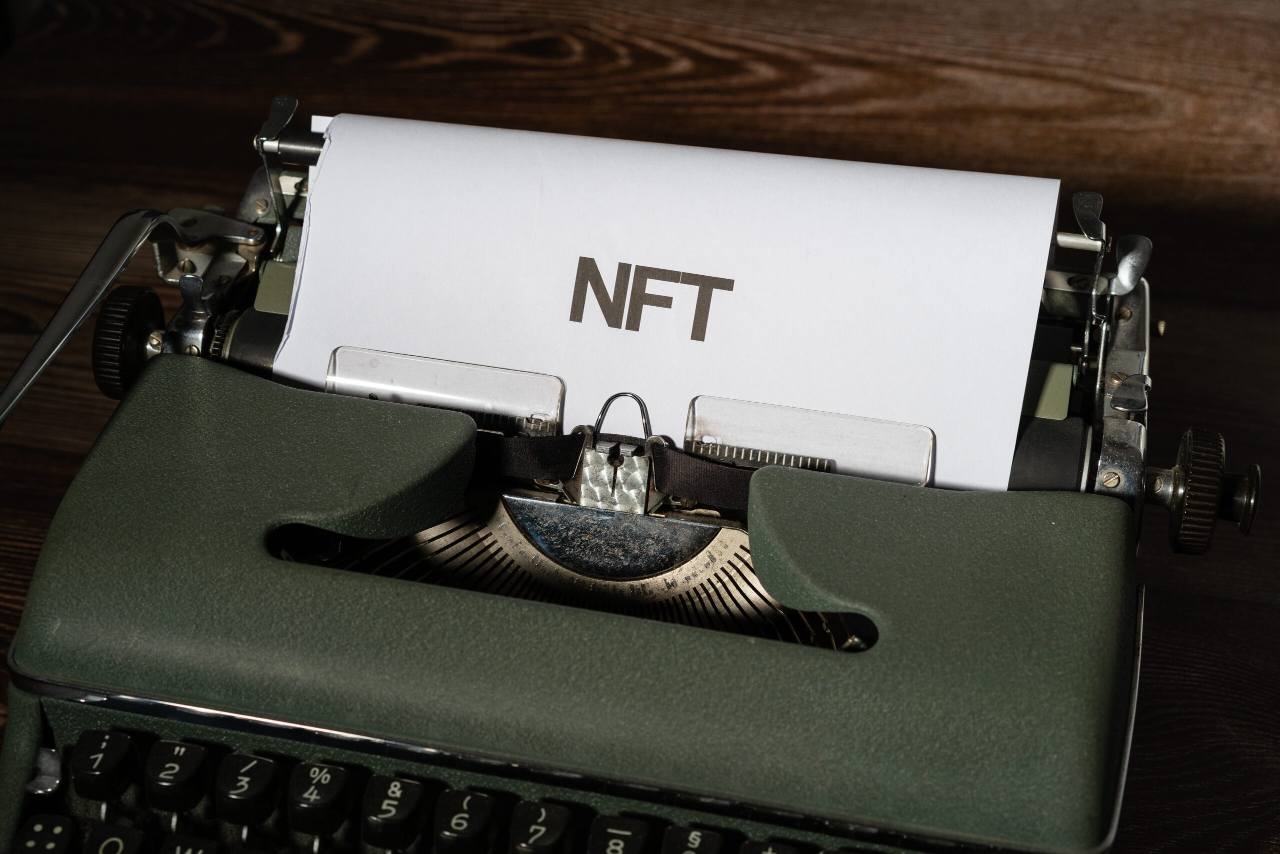 Uma maquina escrevendo em uma folha em branco, a palavra NFT